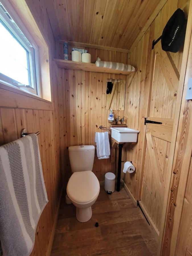 The Shepherds Hut At Forestview Farm Greenisland Екстер'єр фото